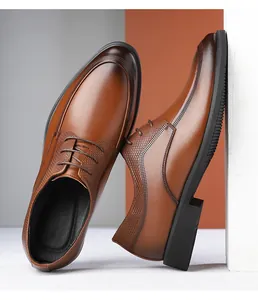 Makroansicht der feinen Lederstruktur und des braunen Farbverlaufs dieser eleganten Herrenschuhe