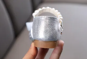 Detailansicht der silbernen glitzernden Prinzessinnenschuhe für Mädchen mit Perlenriemen