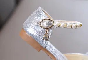 Detailansicht silberne Glitzerschuhe für Mädchen mit Perlenriemen und Kristallanhänger