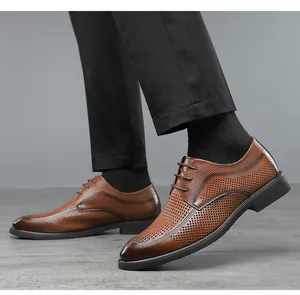 Nahaufnahme der braunen perforierten Leder-Business-Schuhe für Herren im Sommer