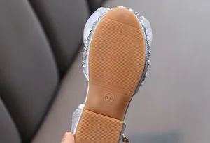 Detailansicht der rutschfesten Gummisohle für silberne Mädchen Prinzessinnen Schuhe