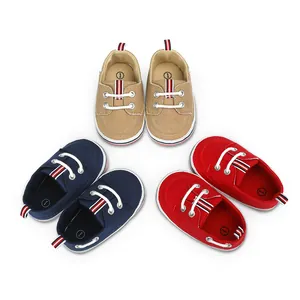 Collectie babyloopschoenen in marineblauw, rood en kaki voor de eerste stapjes