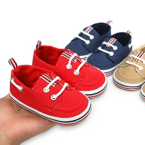 Zachte canvas babyschoentjes voor baby's van 0-1 jaar in diverse kleuren getoond
