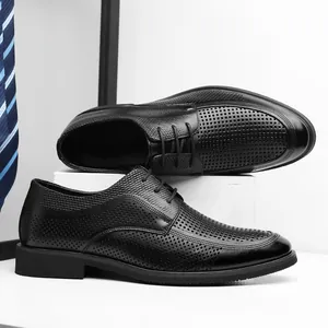 Atmungsaktive schwarze Herren Business Schuhe mit Lochmuster und Schnürung für Sommer.