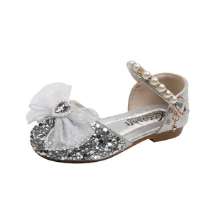 Elegante silberne Glitzerschuhe für Mädchen mit Spitzenschleife und Perlenriemen