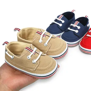Close-up van kaki canvas baby loopschoentjes met nautische gestreepte details voor baby's