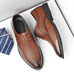 Klassische braune perforierte Leder-Herrenschuhe mit Schnürung für das Business im Sommer