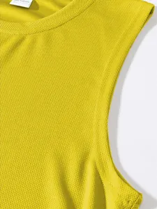 Primo piano del tessuto a rete giallo su canotta sportiva traspirante da uomo