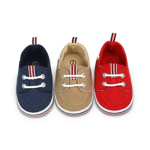 Gedetailleerd overzicht van drie paar kleurrijke canvas baby loopschoenen voor baby's