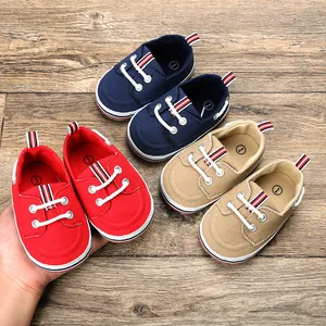 Gedetailleerd overzicht van baby canvas loopschoentjes in de kleuren rood, marine en kaki.
