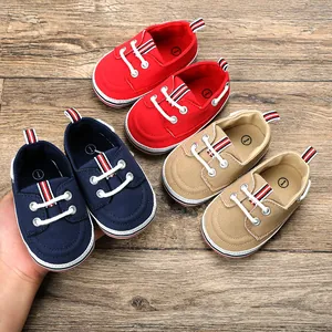 Detailweergave van rode, blauwe en beige canvas babyloopschoenen voor baby's van 0-1 jaar