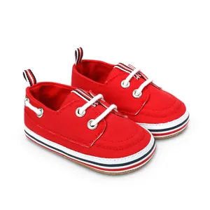 Zapatos de lona roja para caminar para bebés con rayas tricolores y cordones blancos