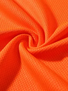 Vista macro del tessuto mesh arancione traspirante per canotte sportive da uomo fitness