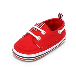 Vista detallada de zapato de lona roja para primeros pasos de bebé con cordones