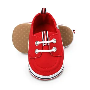 Rode canvas baby wandelschoenen met antislipzolen en witte veters voor baby's.