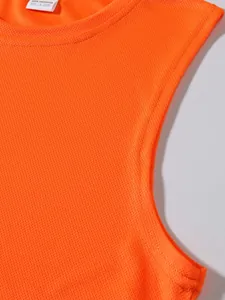 Primo piano del tessuto a rete arancione traspirante di una canotta sportiva da uomo in poliestere