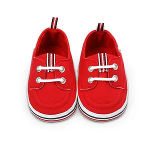 Rode canvas baby wandelschoenen met gestreepte accenten en witte decoratieve veters.