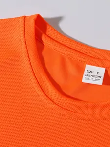 Primo piano di canotta sportiva arancione in mesh con dettaglio collo ed etichetta taglia