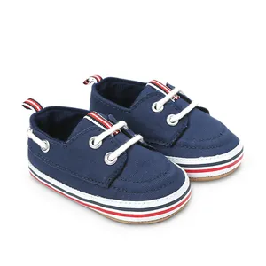 Detail van marineblauwe canvas baby loopschoentjes met klassieke veters