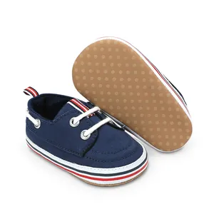 Detailoverzicht van marineblauwe baby-canvasschoenen met antislipzool