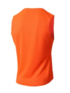 Vista posteriore di canotta sportiva arancione da uomo in mesh traspirante e rapida
