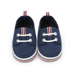Bovenaanzicht van marineblauwe baby-loopschoenen van canvas met gestreepte details