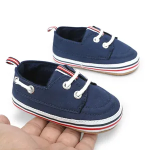 Donkerblauwe canvas baby loopschoentjes met stijlvolle rood-witte strepen op de zool