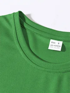 Dettaglio dello scollo di una canotta sportiva in rete verde con etichetta taglia S