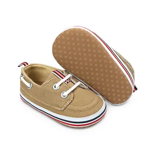 Gedetailleerd overzicht van kaki babyloopschoentjes met antislipzolen voor baby's 0-1 jaar.