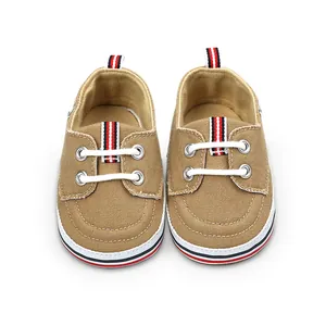 Klassieke kaki canvas babyschoentjes met witte veters en decoratieve gestreepte accenten