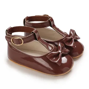 Detailansicht brauner Baby-Lauflernschuhe aus Lackleder mit Schleife und Riemen