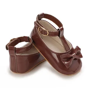 Detailansicht brauner Lackleder-Babyschuhe für Mädchen mit Schleife und T-Riemen