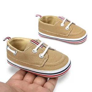 Detailweergave van kaki canvas baby wandelschoenen met gestreepte zolen