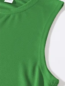 Primo piano del tessuto a rete verde traspirante per la canotta sportiva da uomo