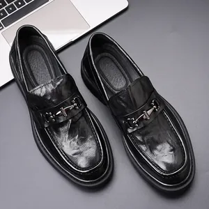 Mocassins pour hommes en cuir noir avec boucle en métal et semelle compensée