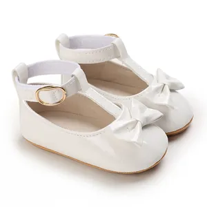 Elegante weiße Lackleder-Babyschuhe für Mädchen mit Schleife und weicher Sohle Ansicht