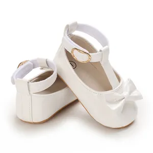 Detailansicht weißer Lackschuhe für Baby Mädchen mit eleganter Schleife und T-Riemen Verschluss