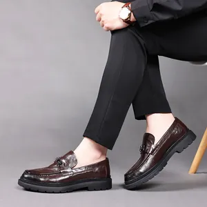 Mocassins pour hommes en cuir véritable marron foncé avec boucle en métal et semelle épaisse