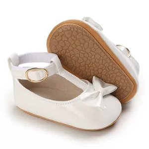 Detailaufnahme weißer Babyschuhe für Mädchen mit weicher rutschfester Sohle