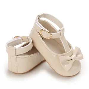 Nahaufnahme beigefarbener Lauflernschuhe für Mädchen mit weicher Sohle und Schleife