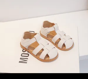 Detalle de sandalias tejidas para bebé en color crema con cierre de velcro y suela blanda cómoda