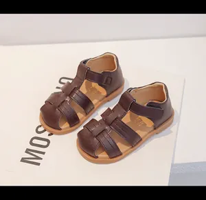 Detalle de sandalias de tejido marrón para niños con un cómodo diseño de punta cerrada