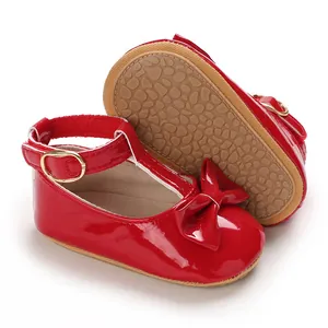 Detail der roten Lackleder-Babyschuhe mit rutschfester weicher Sohle und Schleife