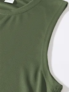 Dettaglio ravvicinato del tessuto a rete traspirante di una canotta sportiva verde uomo