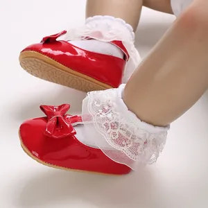 Charmante glänzende rote Lauflernschuhe für Baby-Mädchen mit Lackschleifen und Spitze