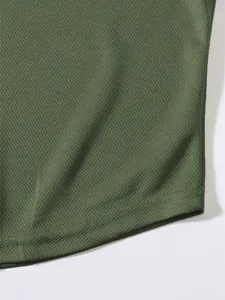 Dettaglio macro del tessuto a rete traspirante verde oliva per gilet sportivo uomo