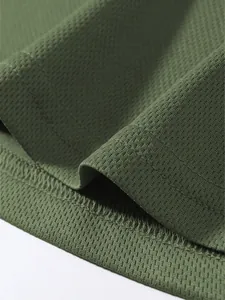 Dettaglio del tessuto a rete traspirante verde militare e cuciture su canotta sportiva