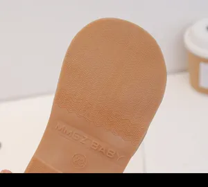 Detalle macro de la suela de goma marrón antideslizante para sandalias de bebé