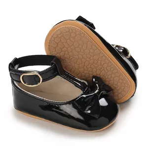 Nahaufnahme von schwarzen Lacklederschuhen für Babys mit weicher Gummisohle