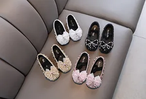 Detailansicht funkelnder Mädchen-Prinzessinenschuhe in vier Farben mit Schleifen.